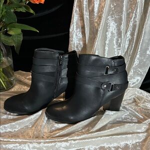 NWT MATERIAL GIRL BLACK BOOT 8